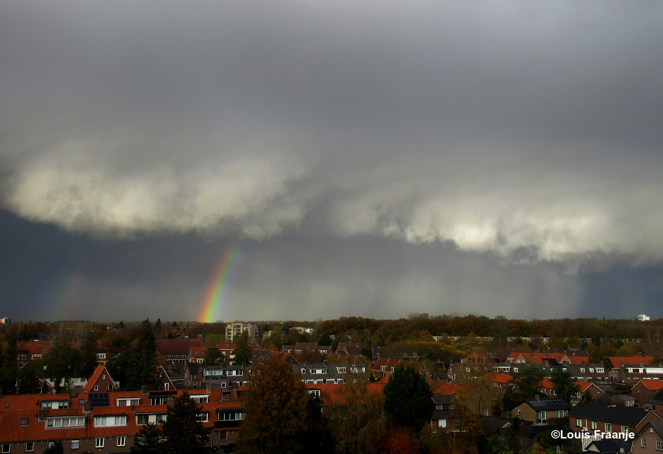 Later op de namiddag verscheen er onder een dreigende wolk vandaan ook weer een dubbele regenboog - Foto: ©Louis Fraanje