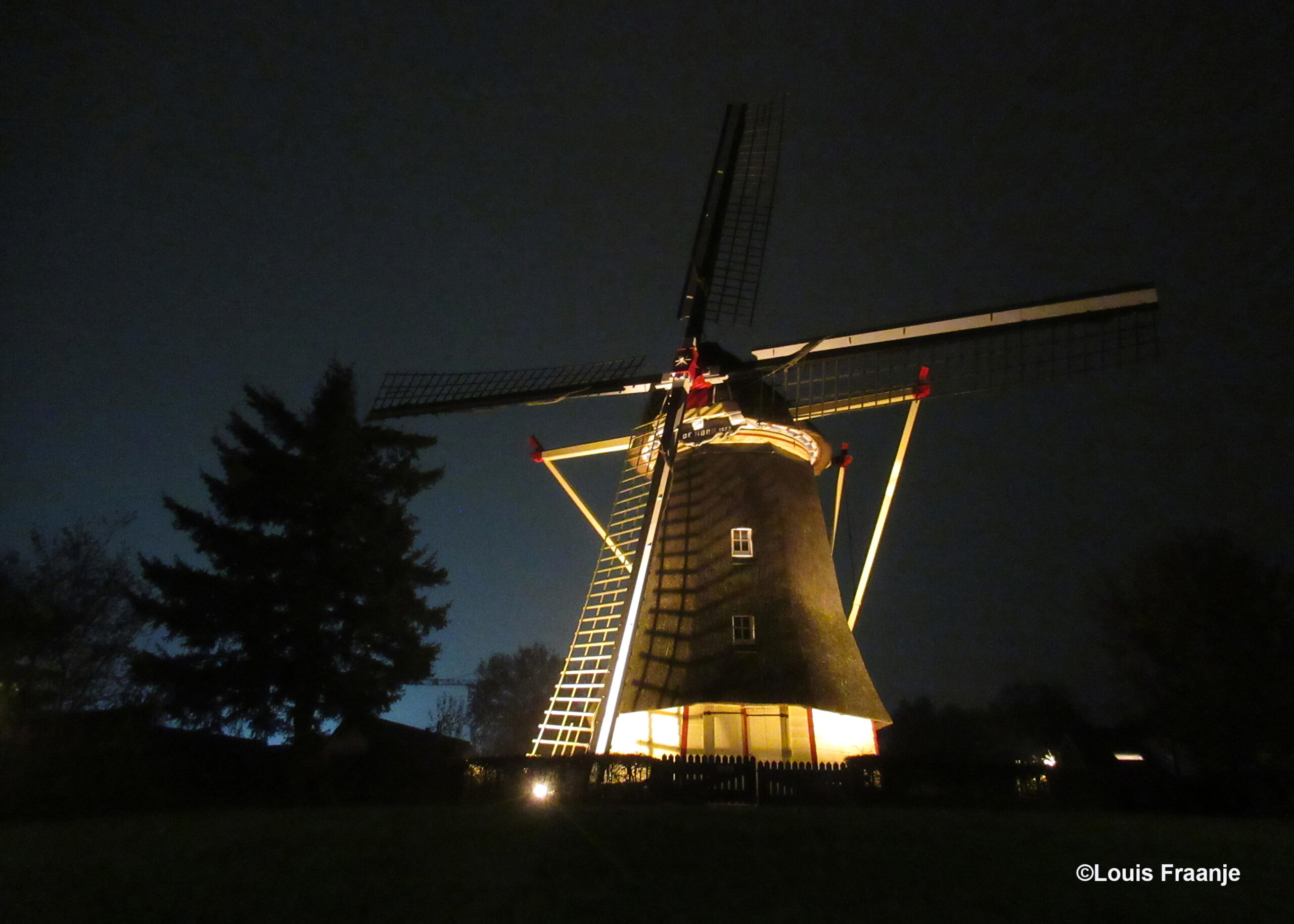 Molen De Hoop te Lunteren in de schijnwerpers – Foto: ©Louis Fraanje