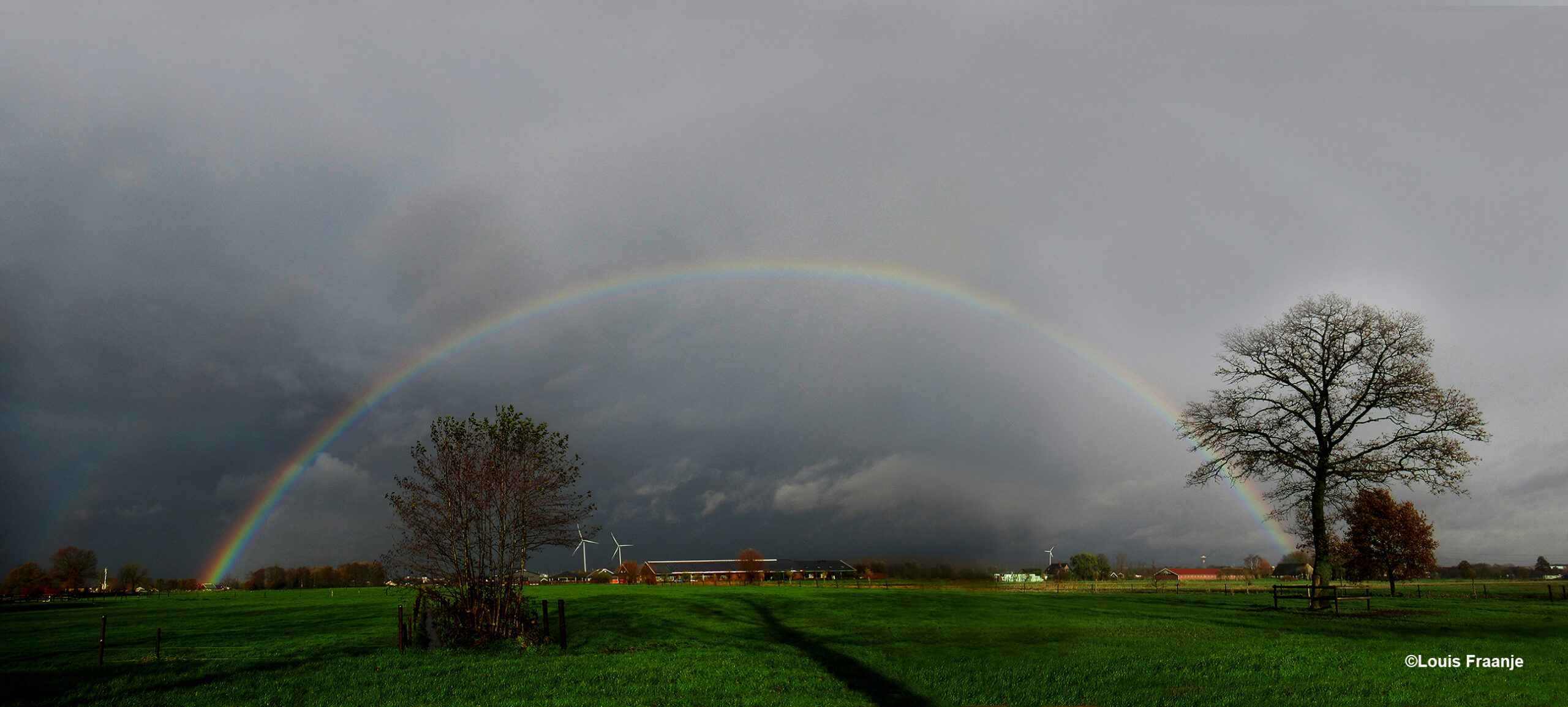 Aan de overkant vormde zich boven de weilanden een schitterende regenboog - Foto: ©Louis Fraanje