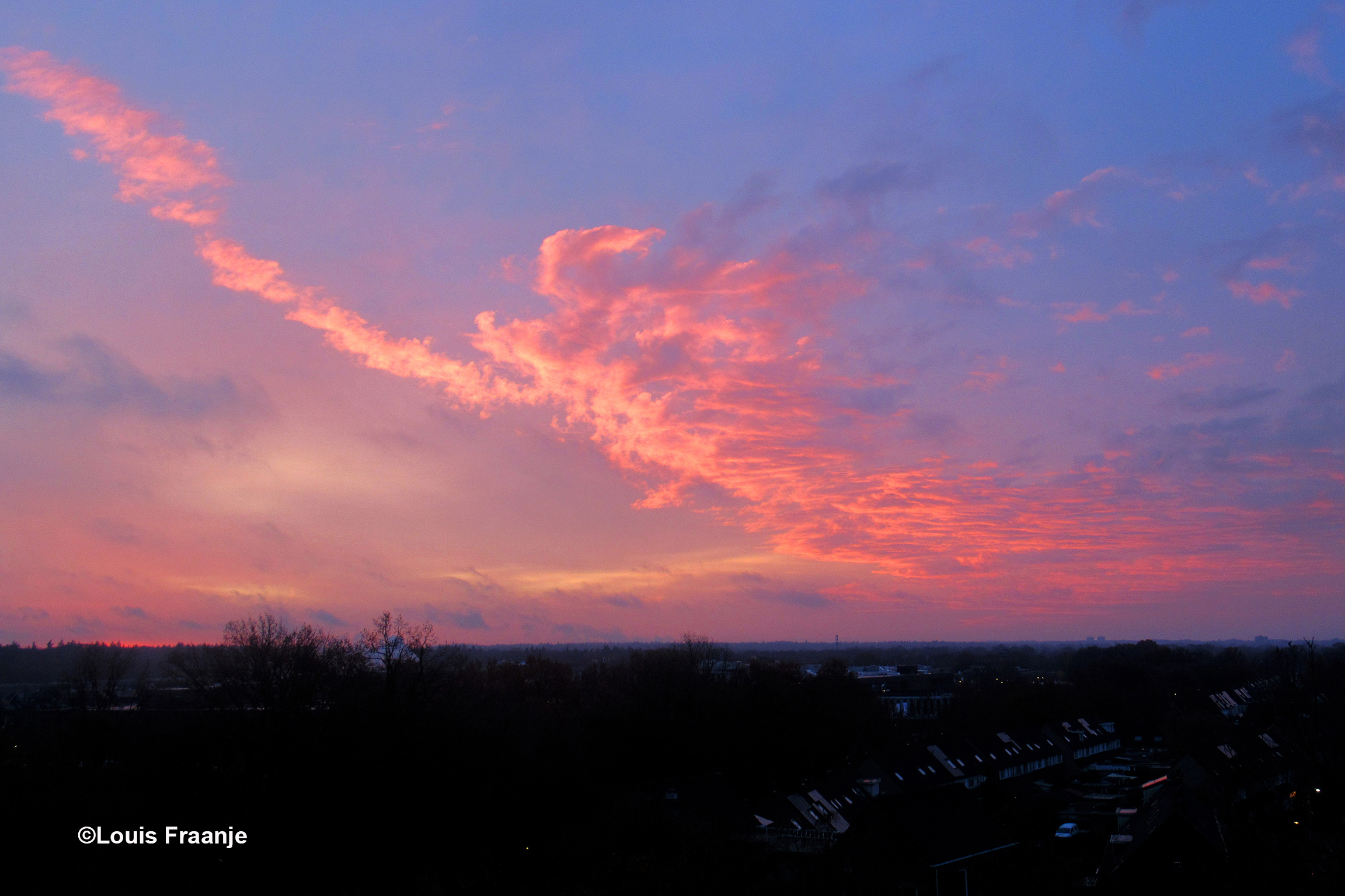 Het vlammend morgenrood in de vorm van een enorme vuurspuwende draak - Foto: ©Louis Fraanje