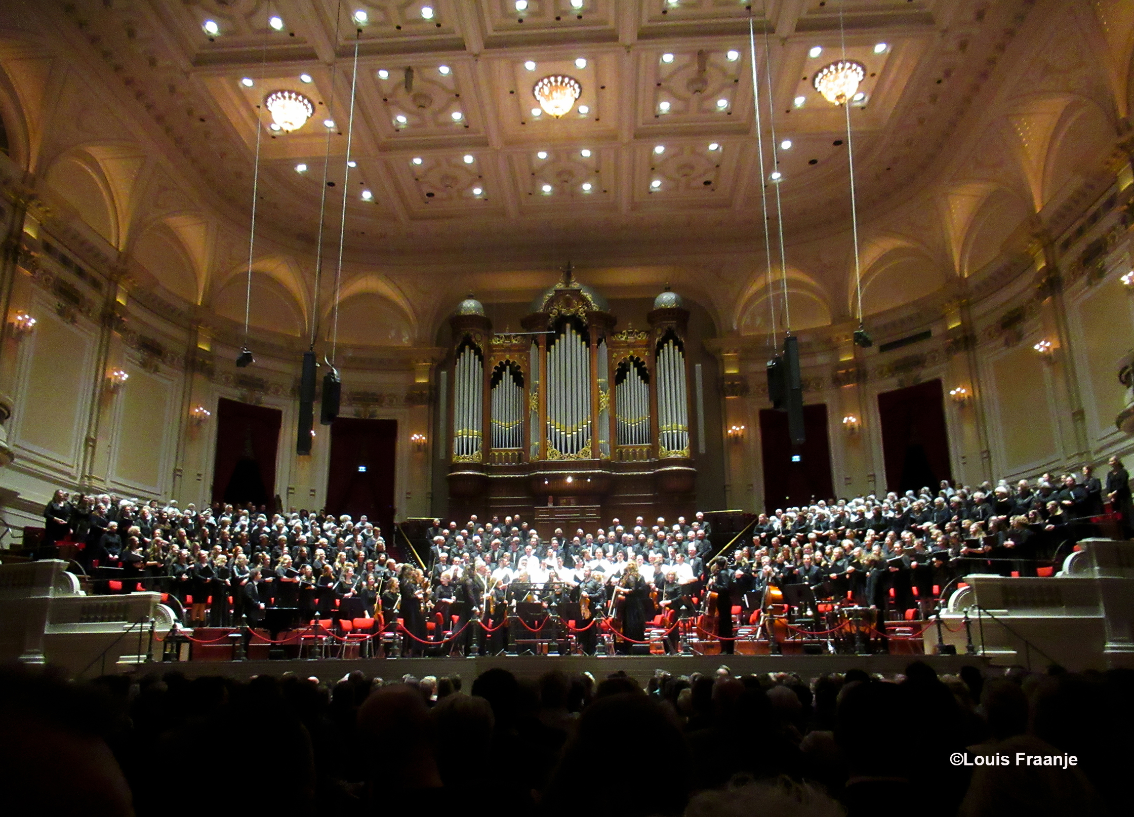 Overzicht van het podium met alle koren en muzikanten – Foto: ©Louis Fraanje