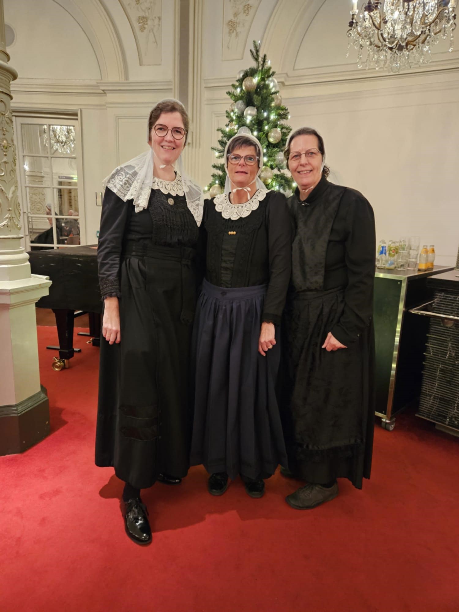 Enkele dames die zingen bij het koor De Lofstem in Putten en onderdeel van de Verenigde Veluwse Koren. v.l.n.r: Francien van de Dool, midden Jannette de Boer en rechts Ria Pape- Posthouwer. - Eigen foto:- Ria Pape-Posthouwer